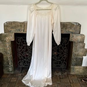 VTG COTTAGE CORE CREAM NYLON NIGHTGOWN - NO TAG